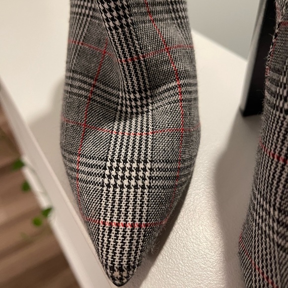 Steve Madden Plaid Ankle Boots w/ Black Block Heel (W7.5) - Picture 6 of 6